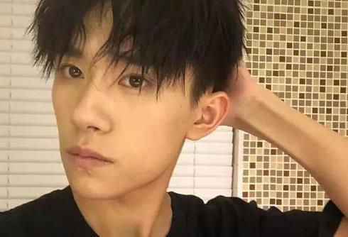 易烊千玺爆料发呆视频,揭秘偶像内心世界  第1张